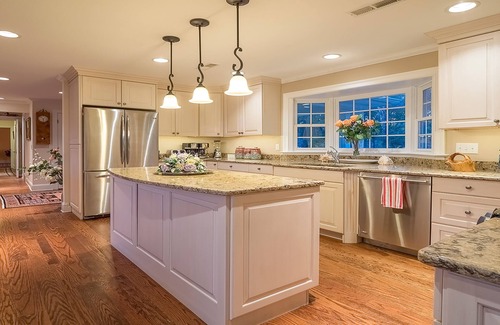 Bozman Haus | Secluded Waterfront Property auf 3 Hektar mit Pool und Dock.