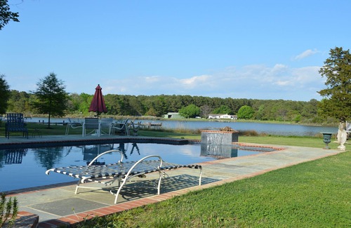 Bozman Haus | Secluded Waterfront Property auf 3 Hektar mit Pool und Dock.