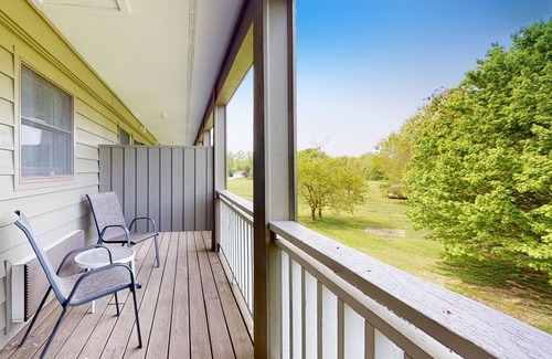 Baneberry Wohnung | Second-floor, dog-friendly studio with quiet views & gym - walk to Douglas Lake