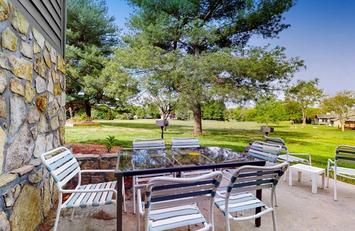 Baneberry Wohnung | Second-floor, dog-friendly studio with quiet views & gym - walk to Douglas Lake