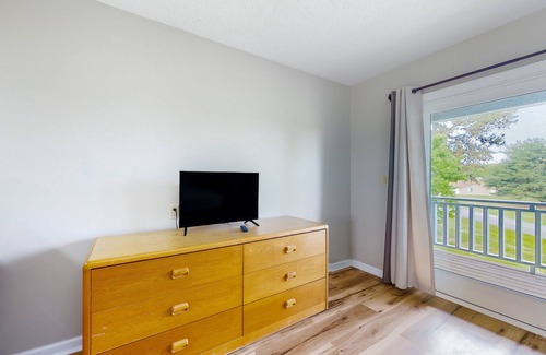Baneberry Wohnung | Second-floor studio with quiet view, patio & gym - walk to Douglas Lake, dogs OK