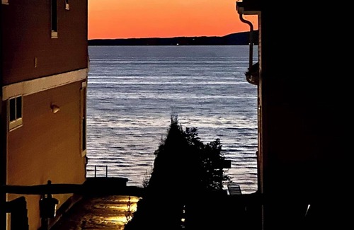 Beulah Wohnung | Second floor unit close to downtown Beulah & Crystal Lake for year-round fun!