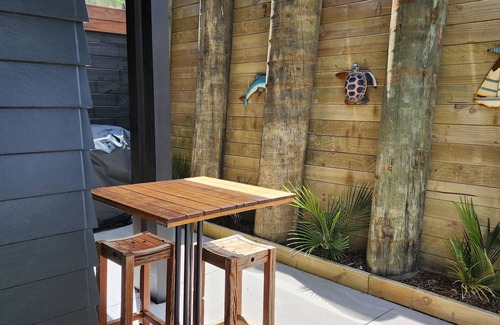 Russell Wohnung | Self contained studio room with private entrance and stunning sea views