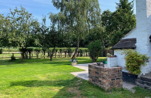 Sutton Maddock Hütte | Semi-detached cottage set on the banks of the River Severn near to Ironbridge