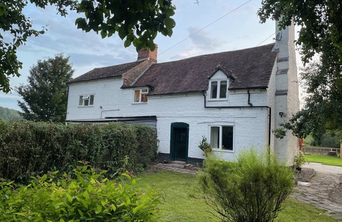 Sutton Maddock Hütte | Semi-detached cottage set on the banks of the River Severn near to Ironbridge