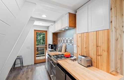 Tahoma Skihütte | The Star Chalet, 3 bedroom 1 bathroom home on Tahoe's Picturesque West Shore