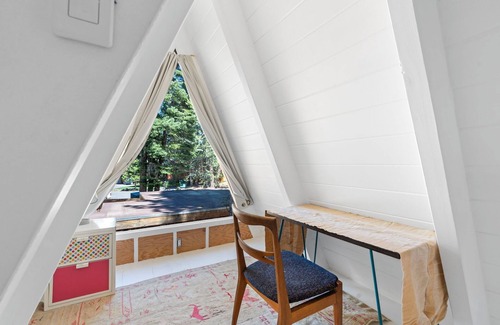 Tahoma Skihütte | The Star Chalet, 3 bedroom 1 bathroom home on Tahoe's Picturesque West Shore