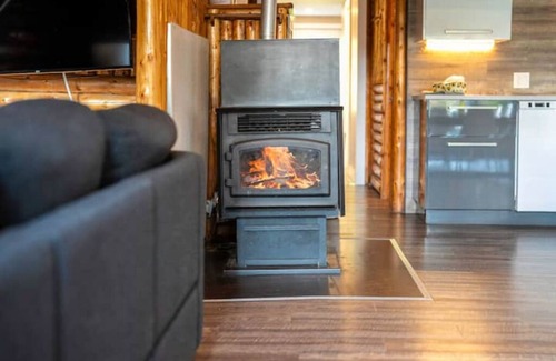 Saint-Leonard-de-Portneuf Kabine | Serene Log Getaway Near Trails w/ Outdoor Hot Tub