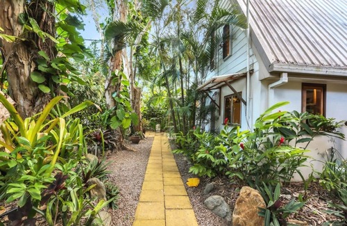 Holloways Beach Hütte | Serendipity: A Tropical Rainforest Escape with Pool, Steps from Holloways Beach