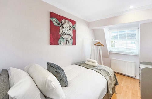 Bishop's Stortford Wohnung | Serene 2BR Retreat in Bishop's Stortford