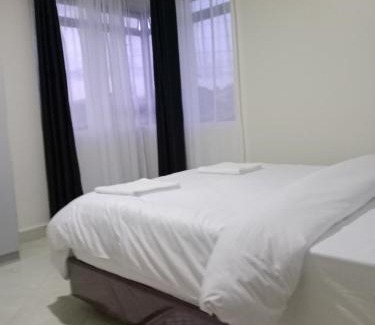 Ngelani Wohnung | Serene 2BR Getaway with Stunning Hill Views