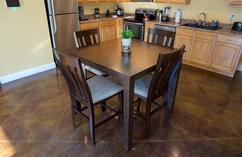 Kreole Wohnung | Serene 3BR Apt / 4TVs / Free Parking / Strong WiFi