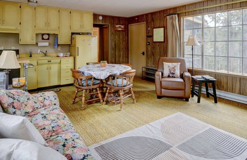 Jemez Springs Kabine | Serene 70's Retro Retreat