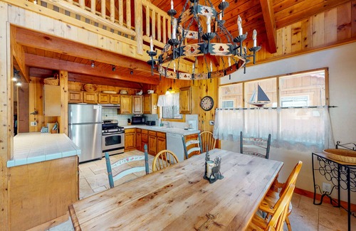 Tahoe Pines Kabine | Serene cabin with expansive deck, grill, fireplace - near skiing - walk to beach