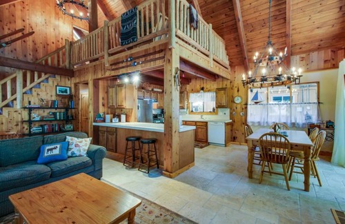 Tahoe Pines Kabine | Serene cabin with expansive deck, grill, fireplace - near skiing - walk to beach