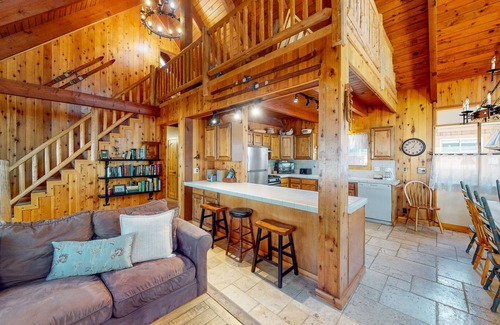 Tahoe Pines Kabine | Serene cabin with expansive deck, grill, fireplace - near skiing - walk to beach
