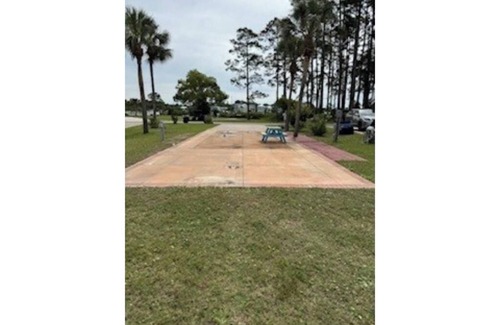 Carrabelle Wohnmobilvermietung | Serene campground in Carrabelle for a peaceful getaway