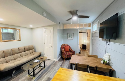 Garfield Kabine | Serene container tiny home with 1 bedroom and WiFi, AC in scenic Garfield