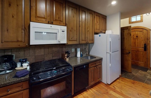 Tamarack Haus | Serene Cottage | Ski-In/Ski-Out Private Hot Tub