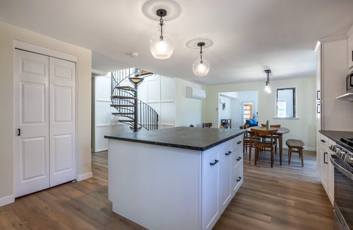 Lyle Haus | Serene Escape in Lyle!