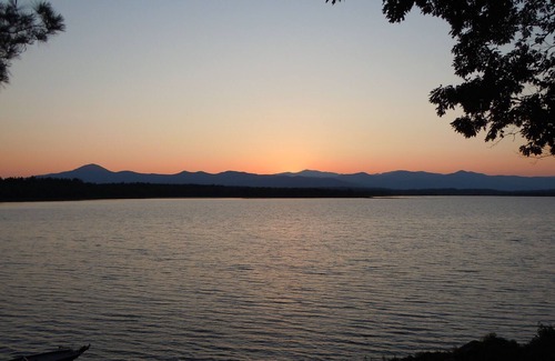 Fryeburg Hütte | Serene Kezar Pond Log Home ,Gorgeous Sunsets Mountain Views!