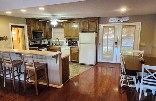 Jemison Kabine | Serene Lake Cabin on private lake situated on 46 acres