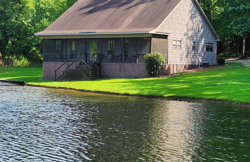 Jemison Kabine | Serene Lake Cabin on private lake situated on 46 acres