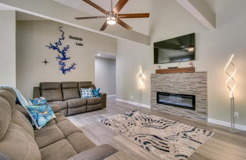 Clarkridge Haus | Serene Lakefront Mountain Home Getaway with Atrium!