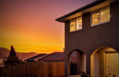 Tranmere Haus | Serene Oceana - Savoring the gentle Tassie breeze