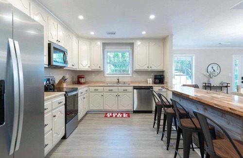 Tuscaloosa Haus | Serene Private Pool, Outside55"TV,Grill,Cornhole,85"TVoverfireplace 15 Min to UA