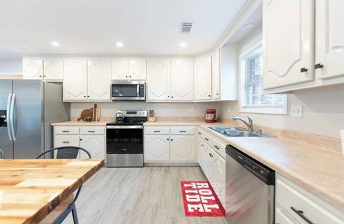 Tuscaloosa Haus | Serene Private Pool, Outside55"TV,Grill,Cornhole,85"TVoverfireplace 15 Min to UA