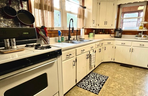 Millerville Haus | Serene Retreat near Cheaha State Park ~ Mountain Views ~ Pet-Friendly