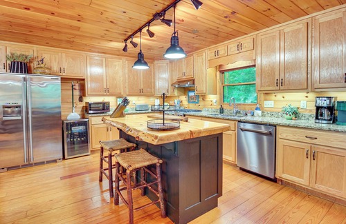 Ellijay Kabine | NEU! Riverfront Ellijay Cabin mit Deck & Game Room!