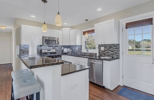 Sharps Haus | Serene Waterfront Getaway