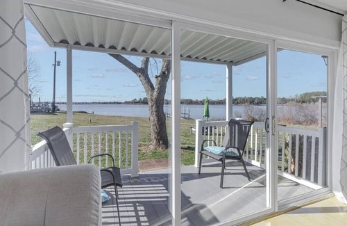 Sharps Haus | Serene Waterfront Getaway