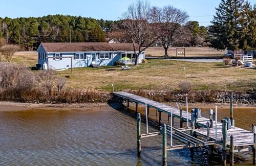 Sharps Haus | Serene Waterfront Getaway