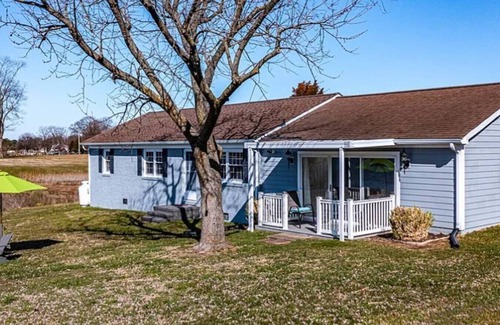 Sharps Haus | Serene Waterfront Getaway