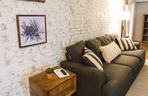 Charles Town Wohnung | Serenity Apt in DT Charles Town near Harpers Ferry