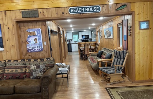 Gaylord Hütte | Serenity Beach Haus mit Whirlpool im Freien am Otsego Lake & Sandy Beach, Klimaanlage, WLAN!