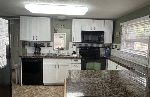 Gaylord Hütte | Serenity Beach Haus mit Whirlpool im Freien am Otsego Lake & Sandy Beach, Klimaanlage, WLAN!