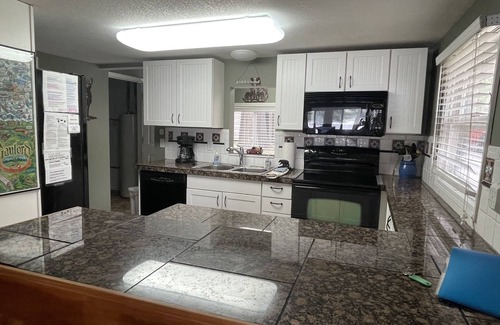 Gaylord Hütte | Serenity Beach Haus mit Whirlpool im Freien am Otsego Lake & Sandy Beach, Klimaanlage, WLAN!