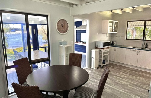 Brisbane Waterfront Hütte | Serenity by the Sea: Island Waterfront Oasis