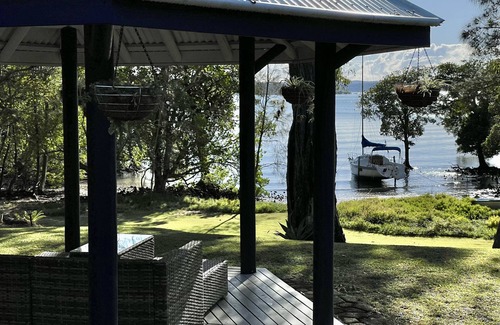 Brisbane Waterfront Hütte | Serenity by the Sea: Island Waterfront Oasis