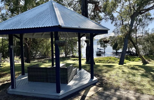 Brisbane Waterfront Hütte | Serenity by the Sea: Island Waterfront Oasis