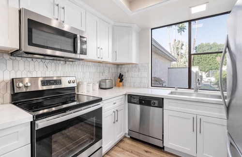 Sunrise Vista Chino Eigentumswohnung | Serenity in the Sands: A Modern Desert Retreat