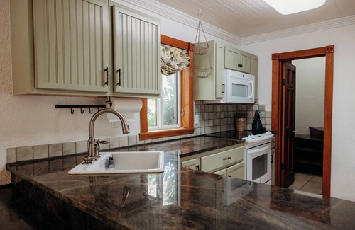 Bodden Town Villa | Serenity Sands: 2 BR / 2 BA Villa in Bodden Town, 4 Personen