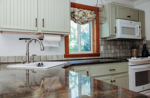 Bodden Town Villa | Serenity Sands: 2 BR / 2 BA Villa in Bodden Town, 4 Personen