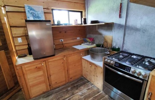 Roble Kabine | Serenity Unveiled: Secluded Cabin, Endless Views, Pristine Forest Bliss.