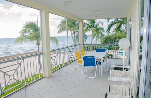 Seven Mile Beach Eigentumswohnung | Seven Mile Beach Oceanfront 3-Zimmer-Wohnung mit Pool / Jacuzzi