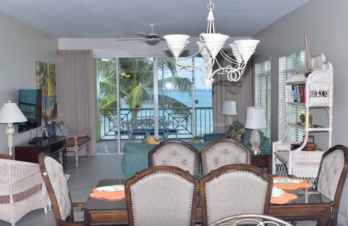 Seven Mile Beach Eigentumswohnung | Seven Mile Beach Oceanfront 3-Zimmer-Wohnung mit Pool / Jacuzzi